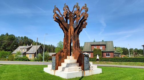 Monument Čiobiškis Oak for Partisans