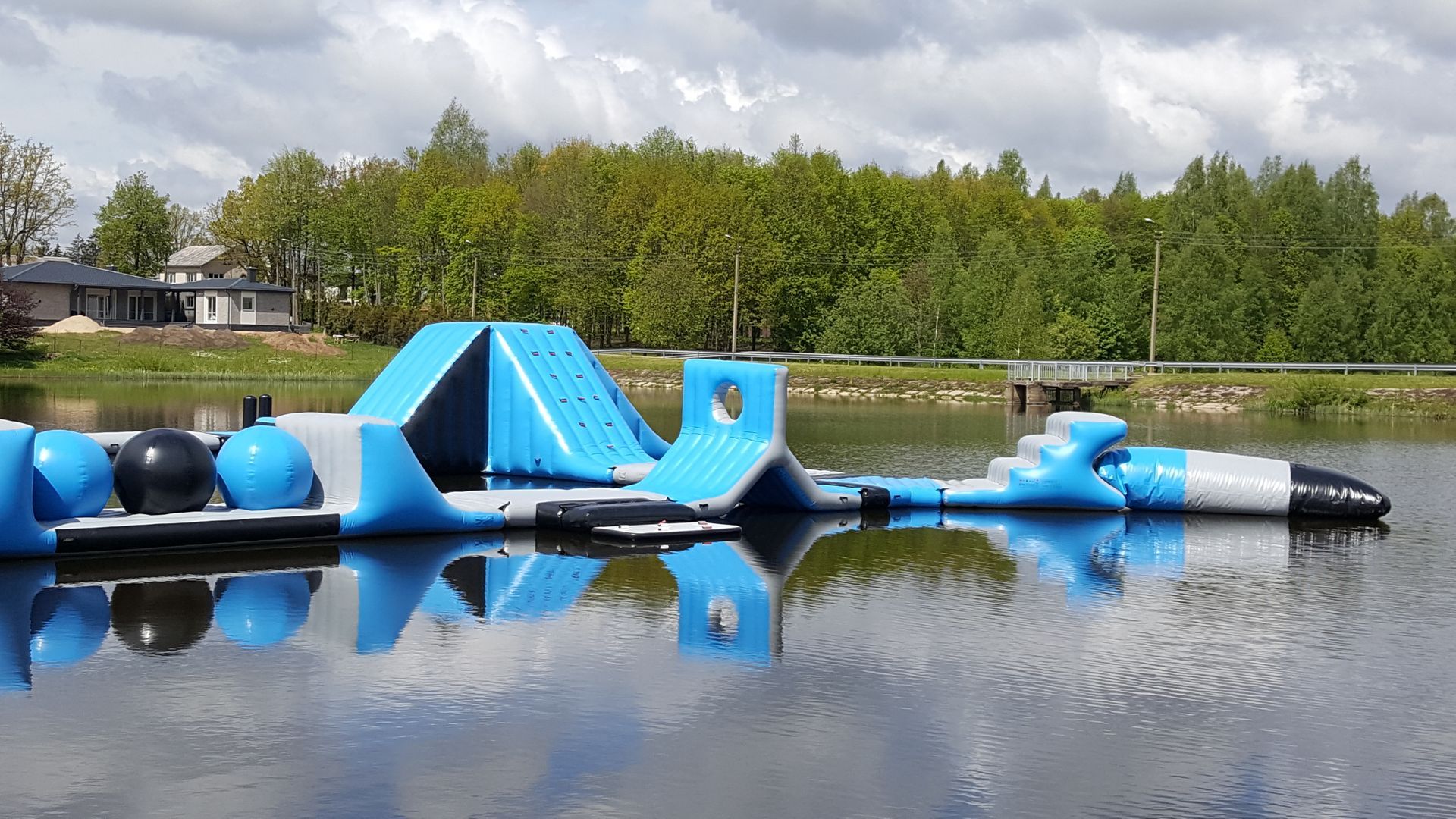 AquaJump Rokiškis vandens batutų parkas