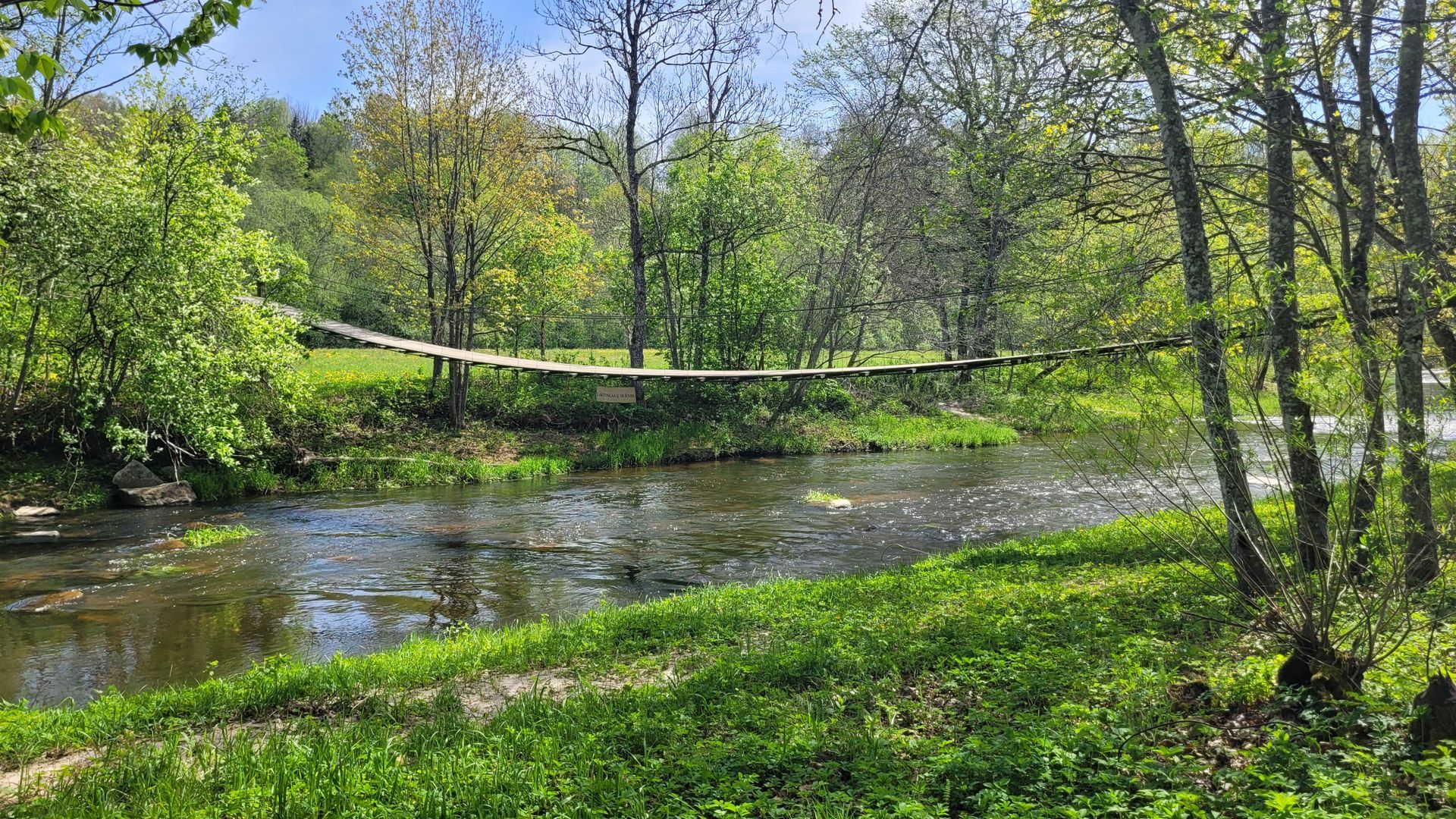 Lakštingalų slėnio kabantis tiltas per Akmeną