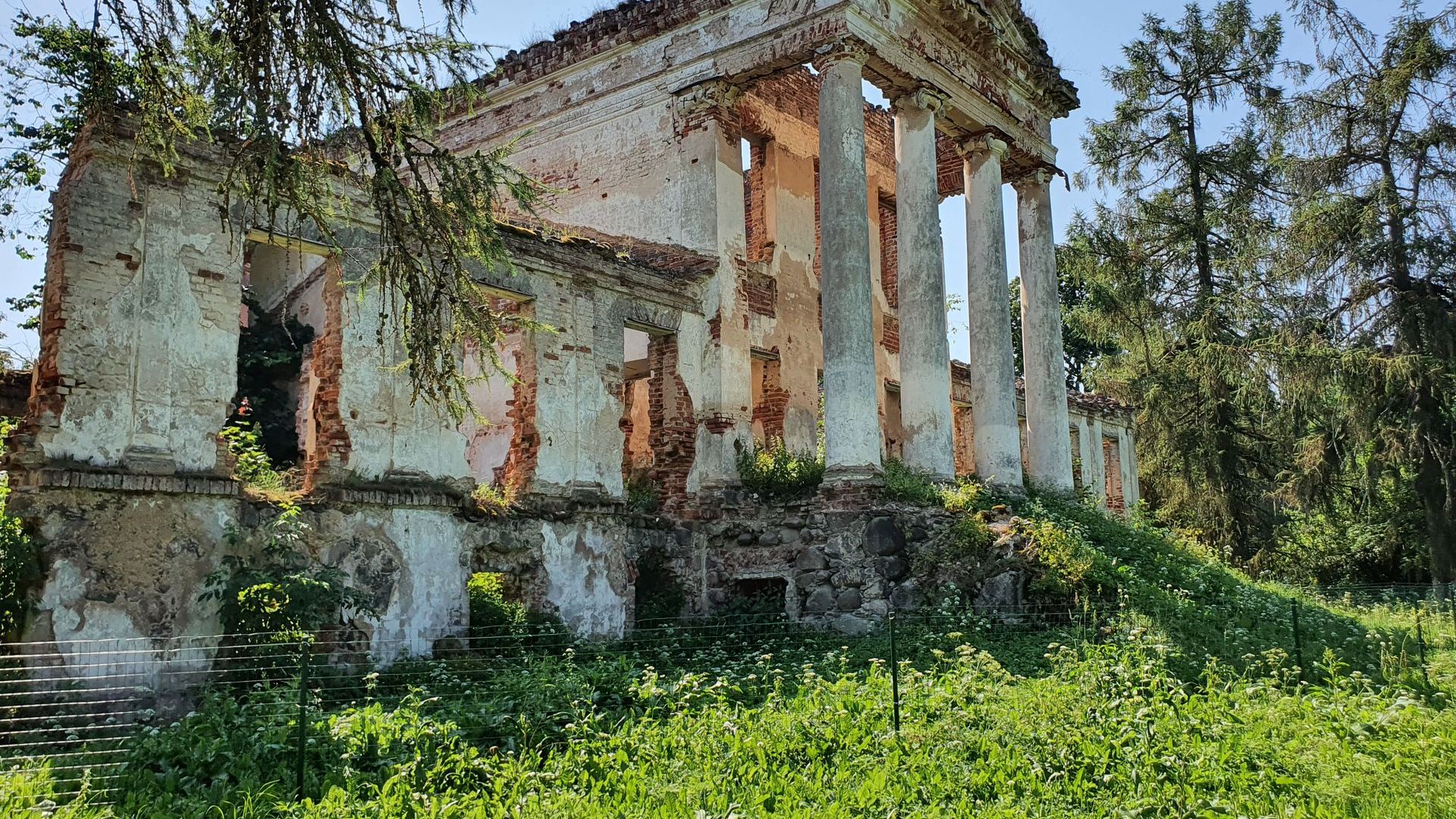 Ruins of Onuškis Manor