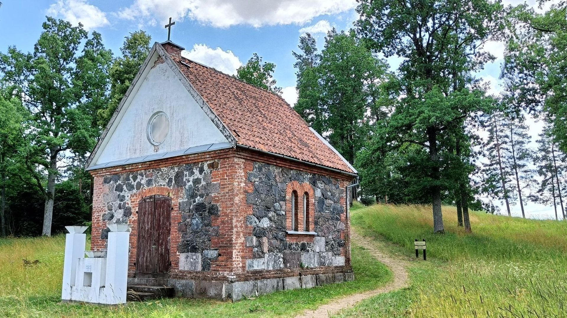 Betygalos poiliakalnio Aušros vartų koplyčia