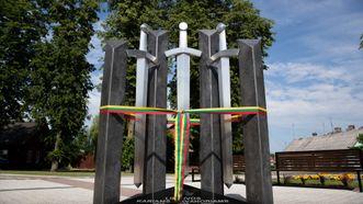 Paminklas Trims savanorių kartoms