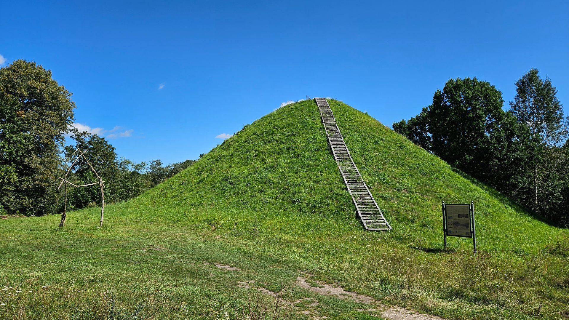 Paverkniai Mound
