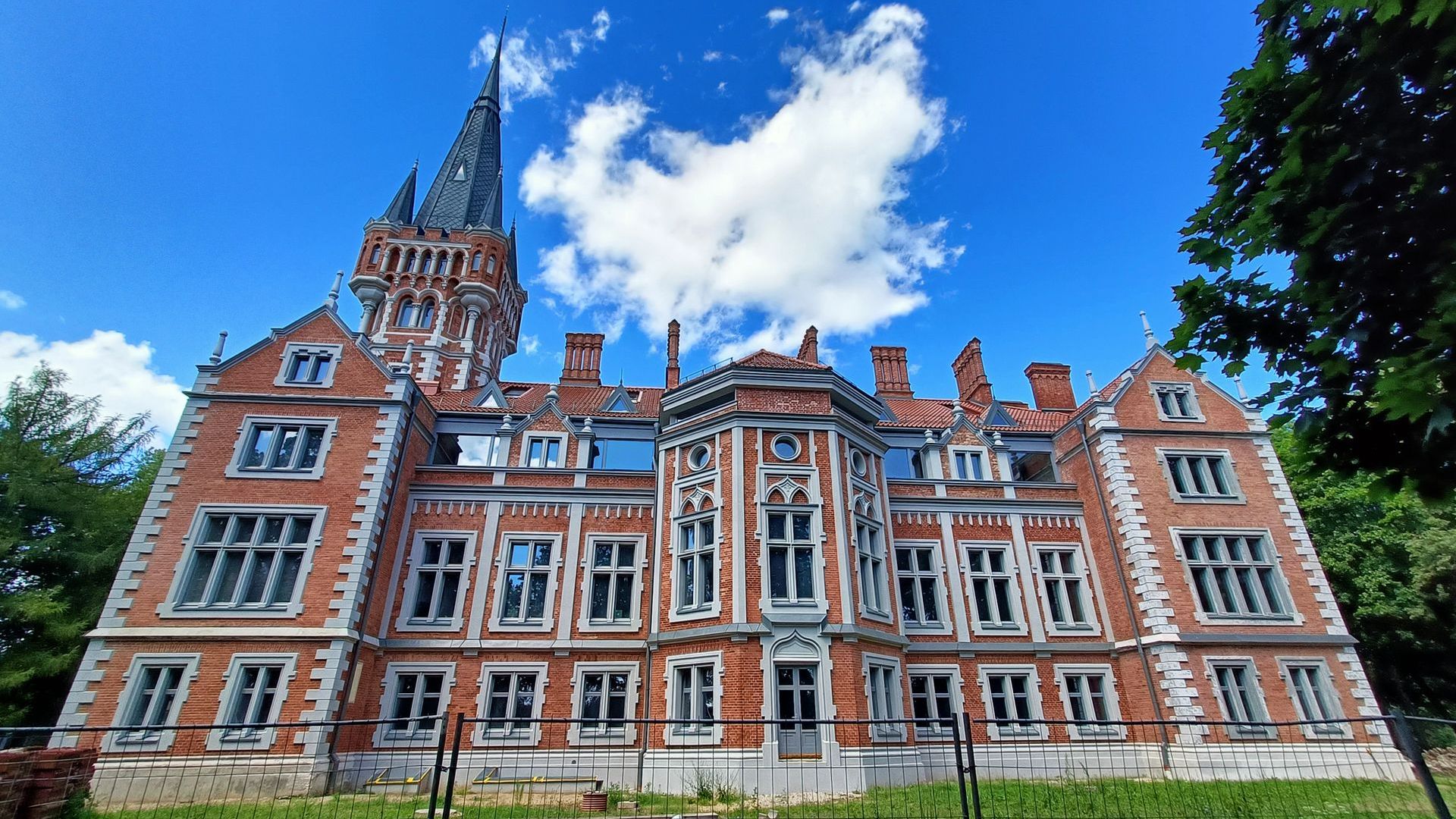 Lentvaris Manor and Park