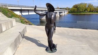 Sculpture Selfie by River Nemunas