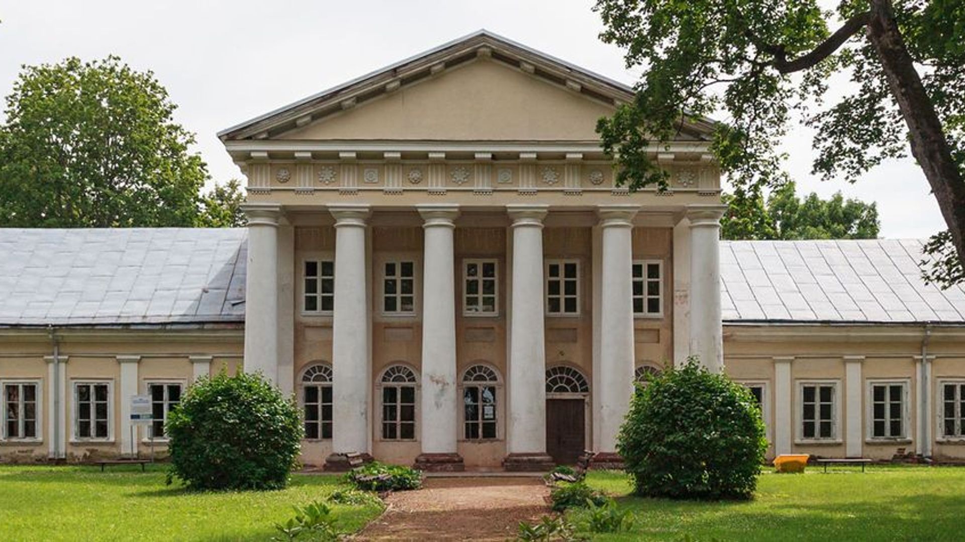 Salos Manor