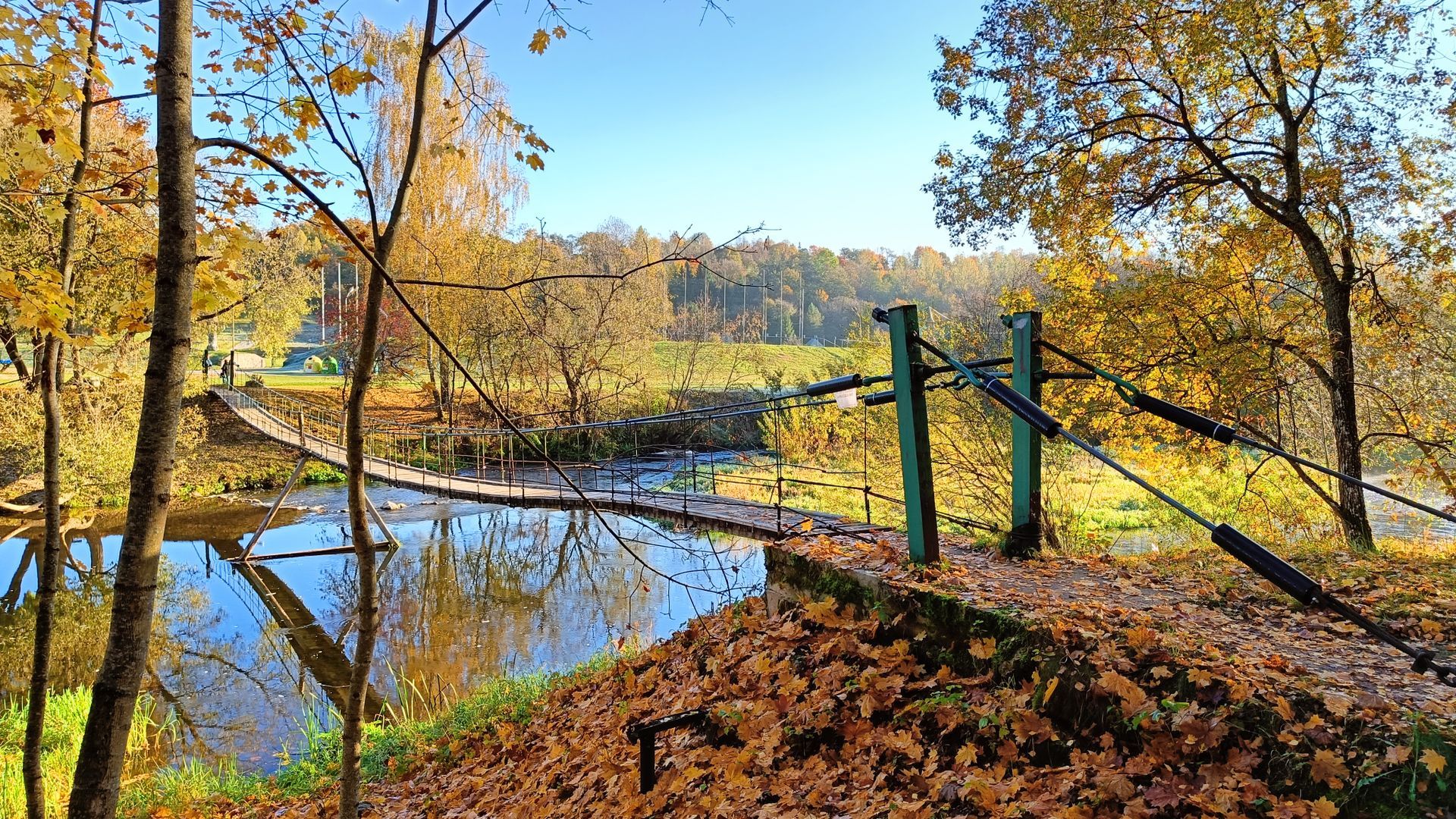 Ariogalos dainų slėnio kabantis tiltas per Dubysą