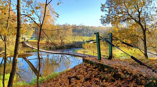 Ariogalos dainų slėnio kabantis tiltas per Dubysą