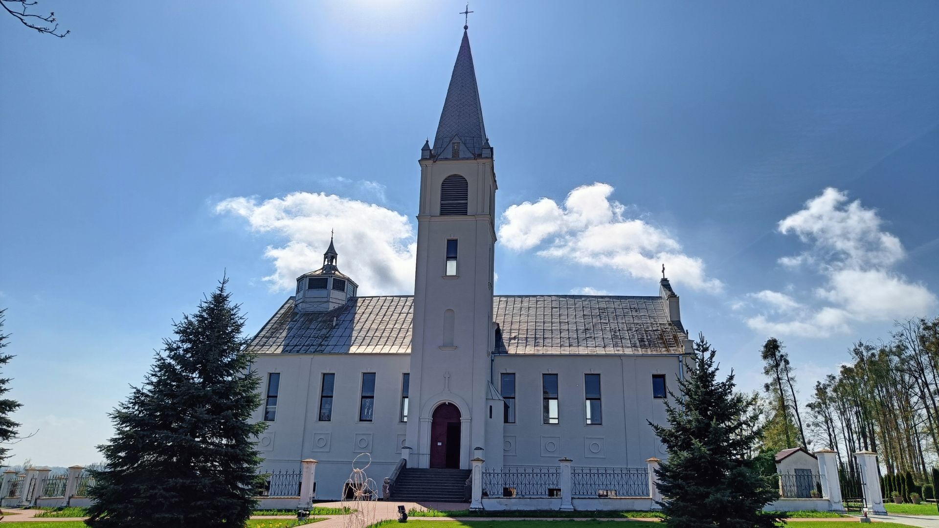 Išlaužo Švč. Mergelės Marijos, Krikščionių Pagalbos bažnyčia