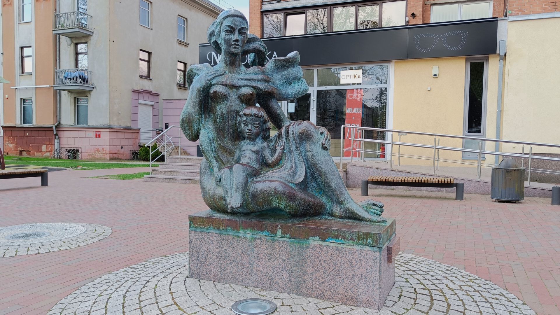 Skulptūra Motinystė