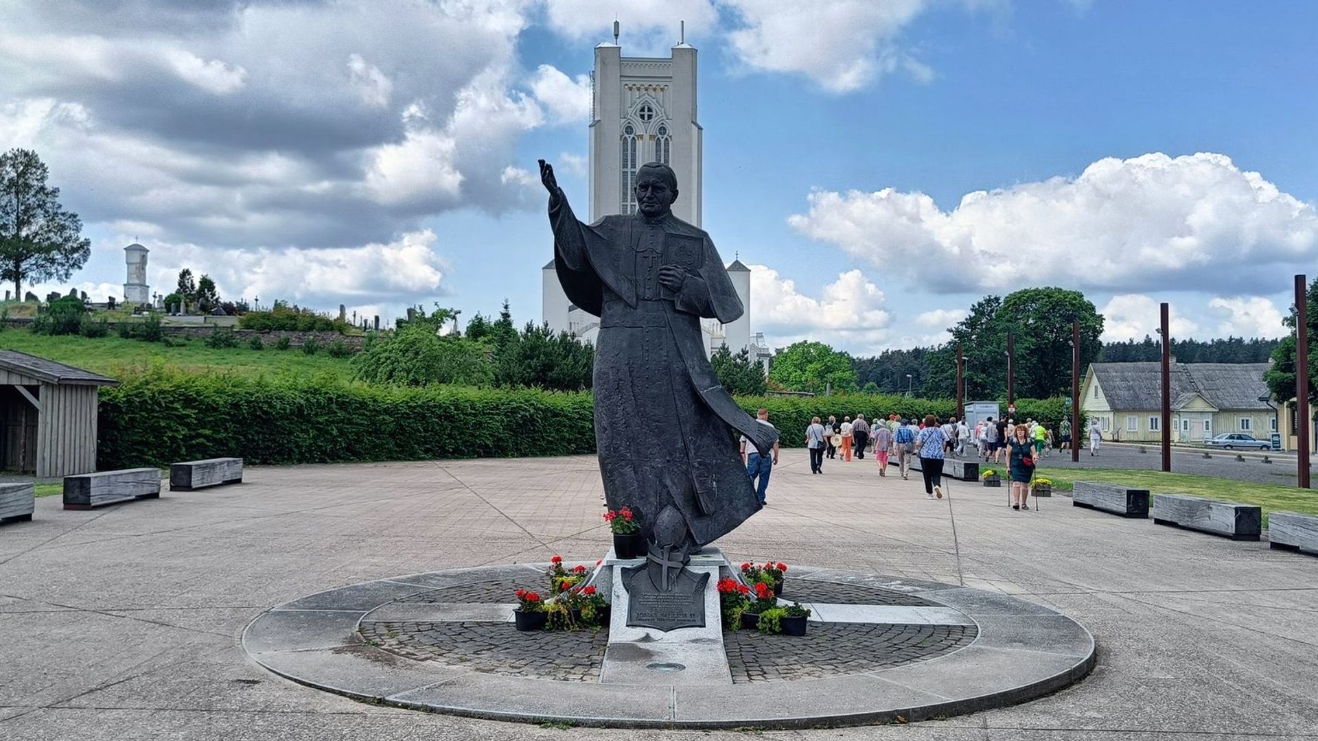 Paminklas popiežiui Jonui Pauliui II Šiluvoje