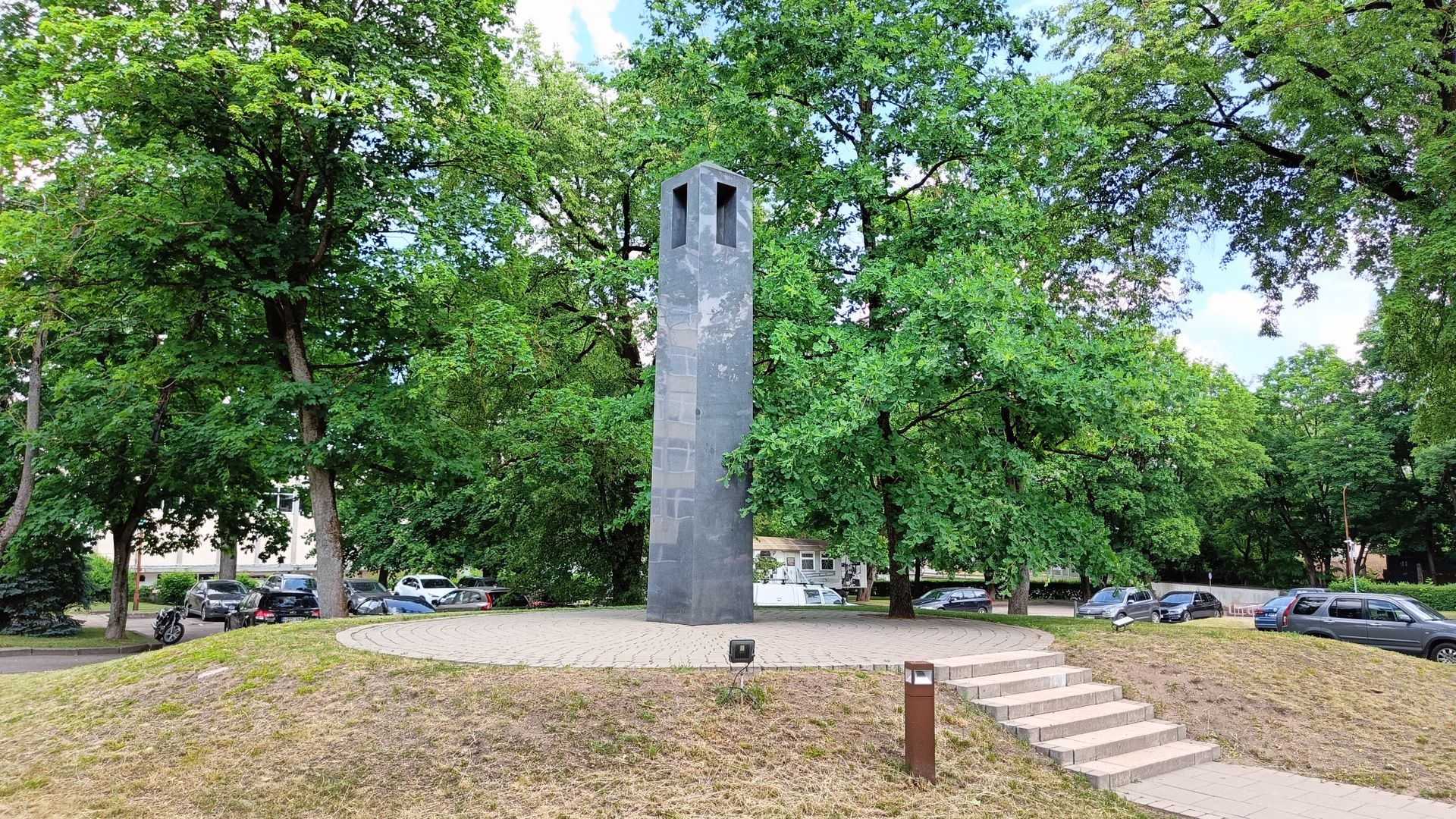 Sausio 13-osios memorialas LRT kiemelyje