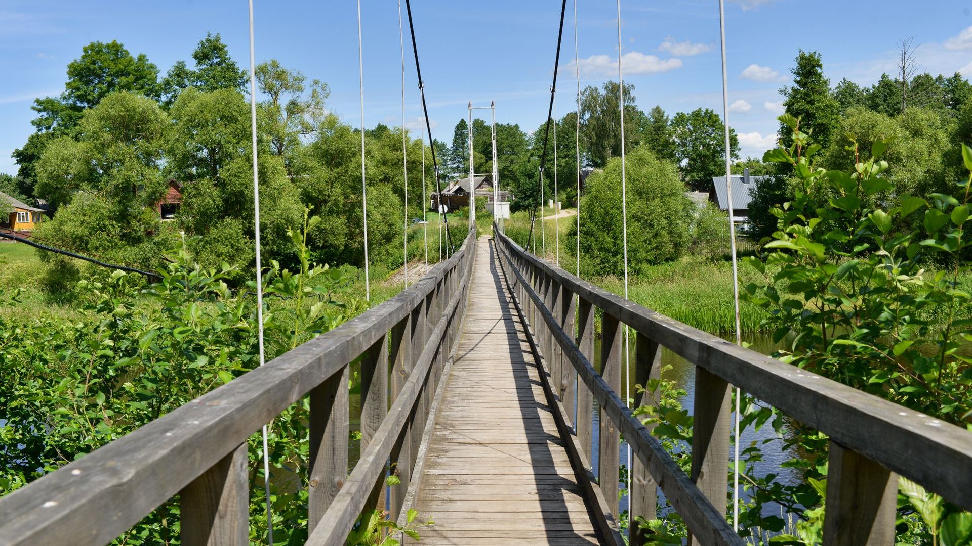 Pamerkių kabantis tiltas per Merkį