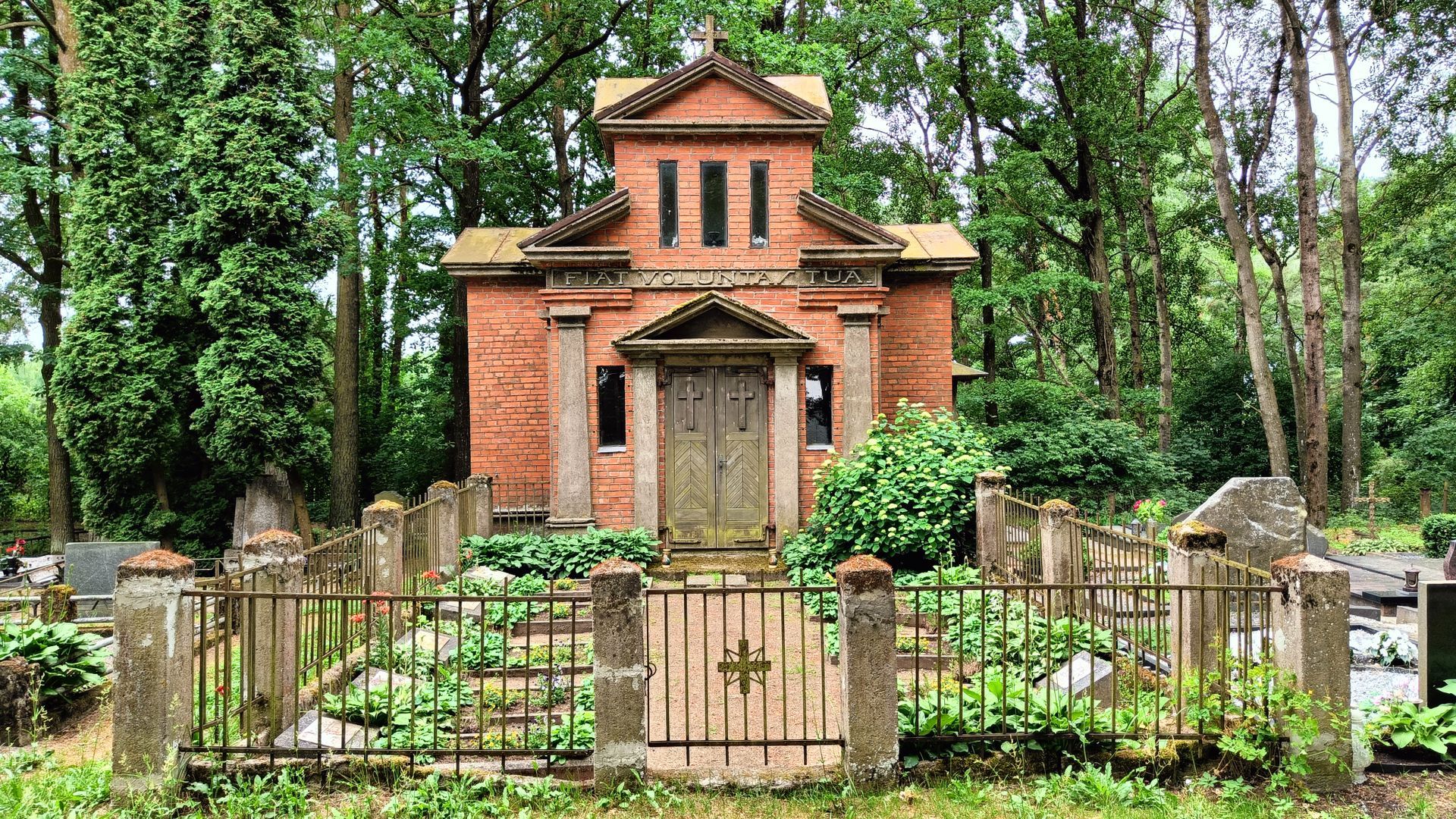 Plioplių kapinių koplyčia