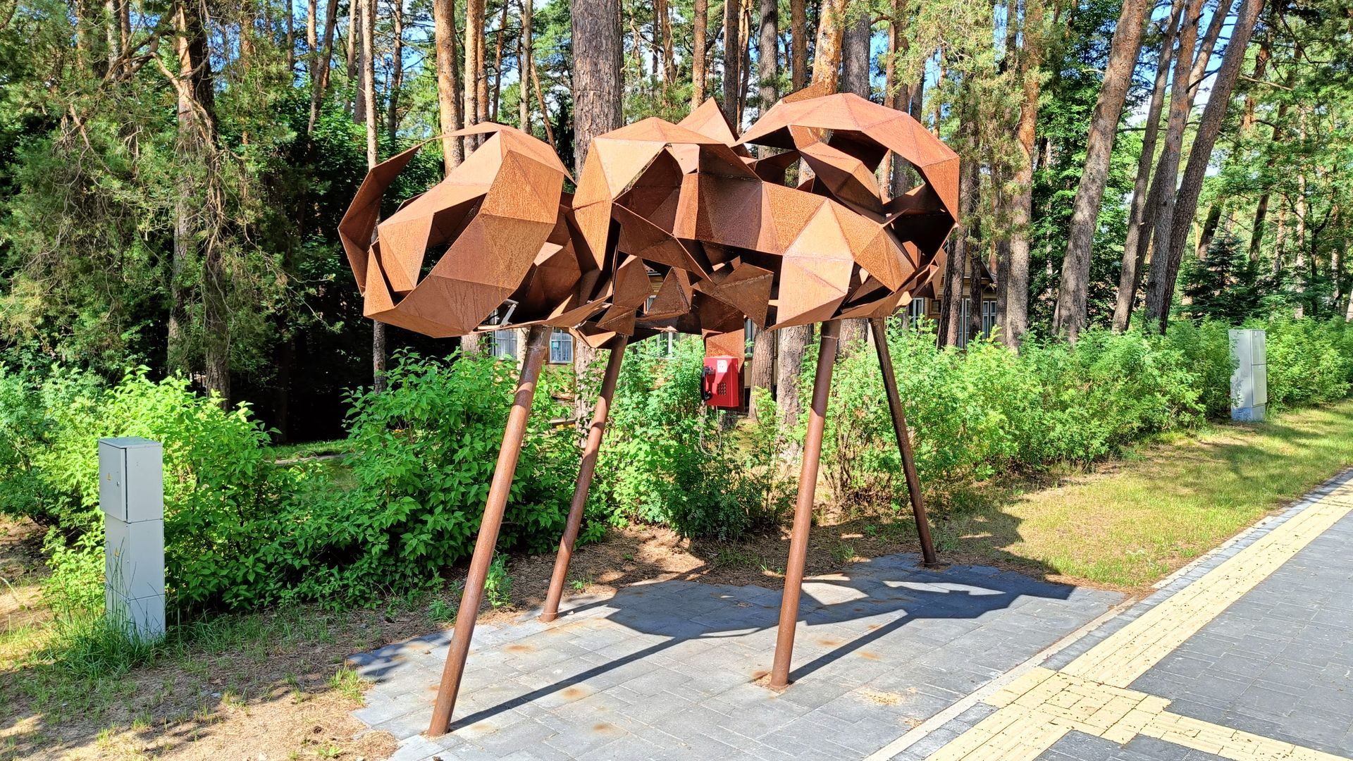 Interaktyvii skulptūra Debesis – žmonių likimai. Lietuvos telefonų knyga