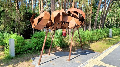 Interaktyvii skulptūra Debesis – žmonių likimai. Lietuvos telefonų knyga