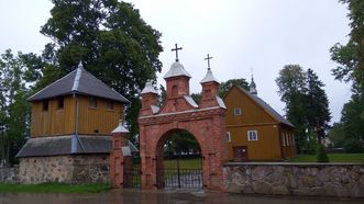 Pievėnų Nukryžiuotojo Jėzaus bažnyčia ir varpinė