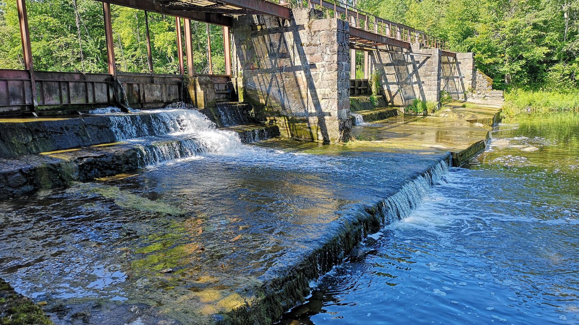 Tiltas per Kairiškių HE užtvanką