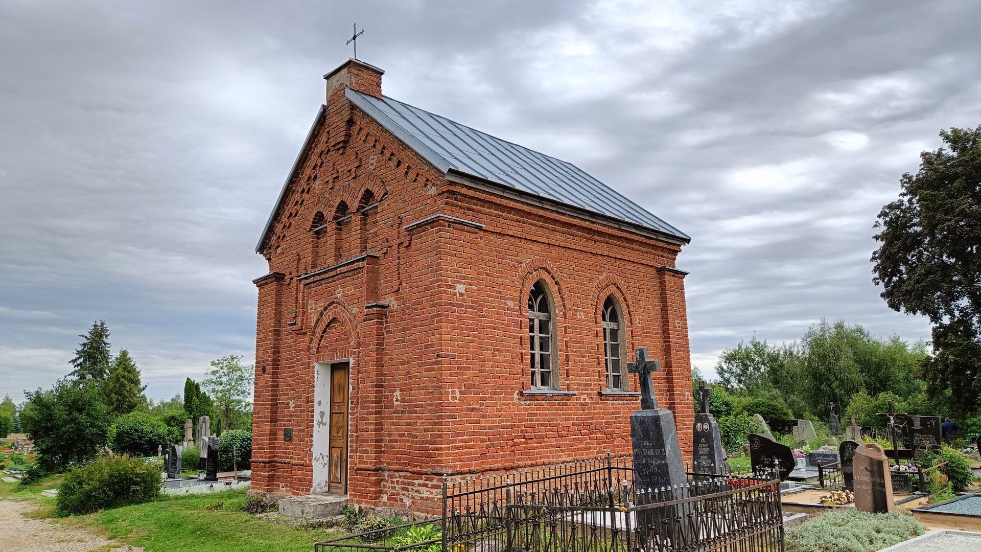 Vidiškiai Cemetery Chapel