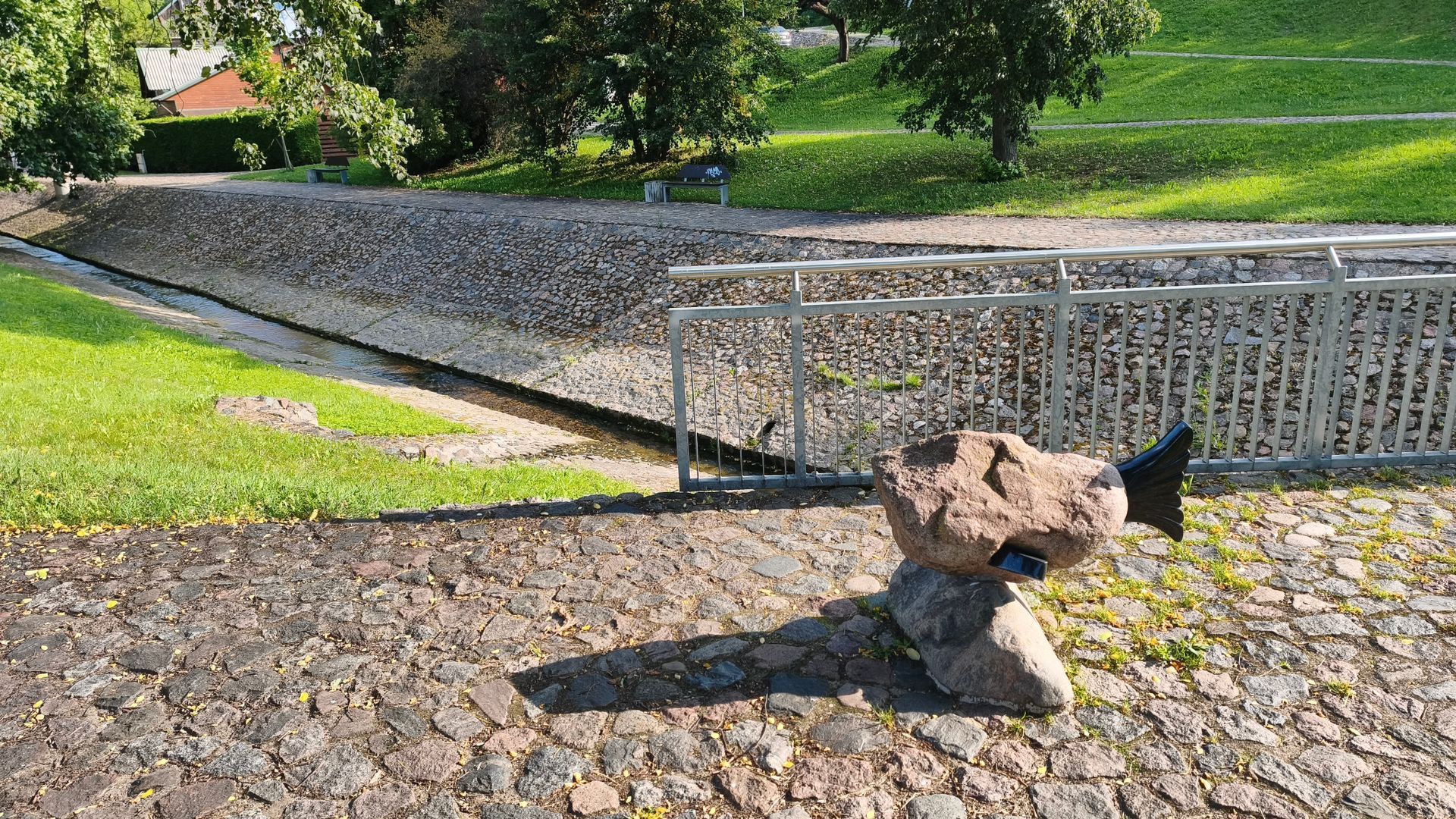 Skulptūra Neršianti žuvis