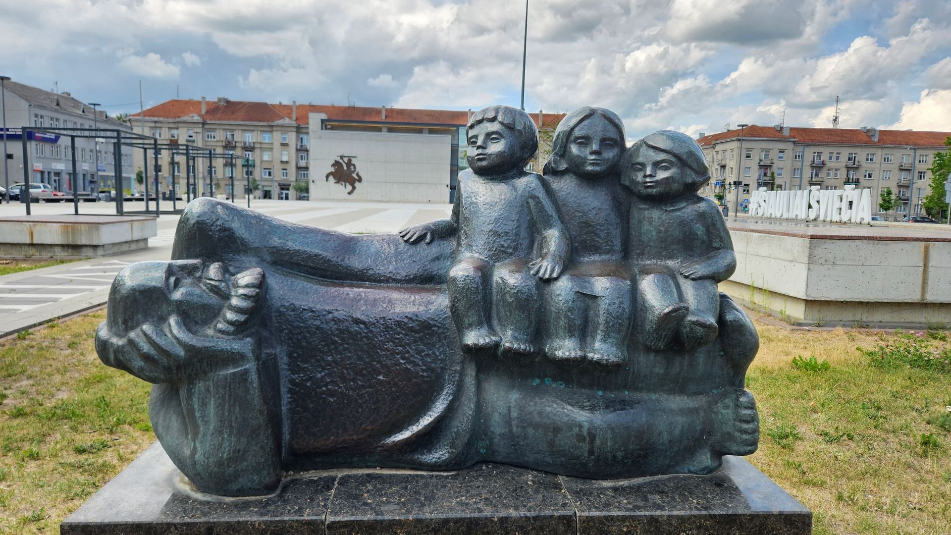 Skulptūra Senelis su anūkais