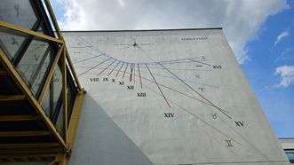 Didžiausias Lietuvoje vertikalusis saulės laikrodis
