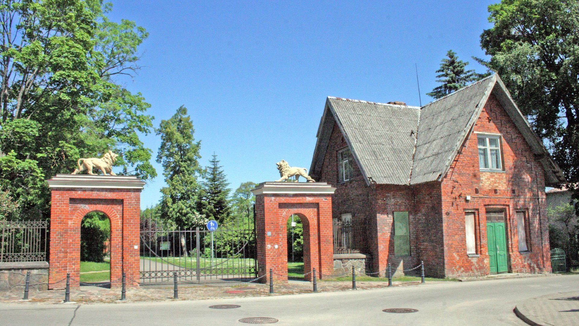 Rietavo dvaro raudonieji vartai