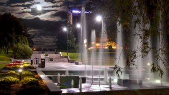 Marijampolės Poezijos parko šviečiantys fontanai
