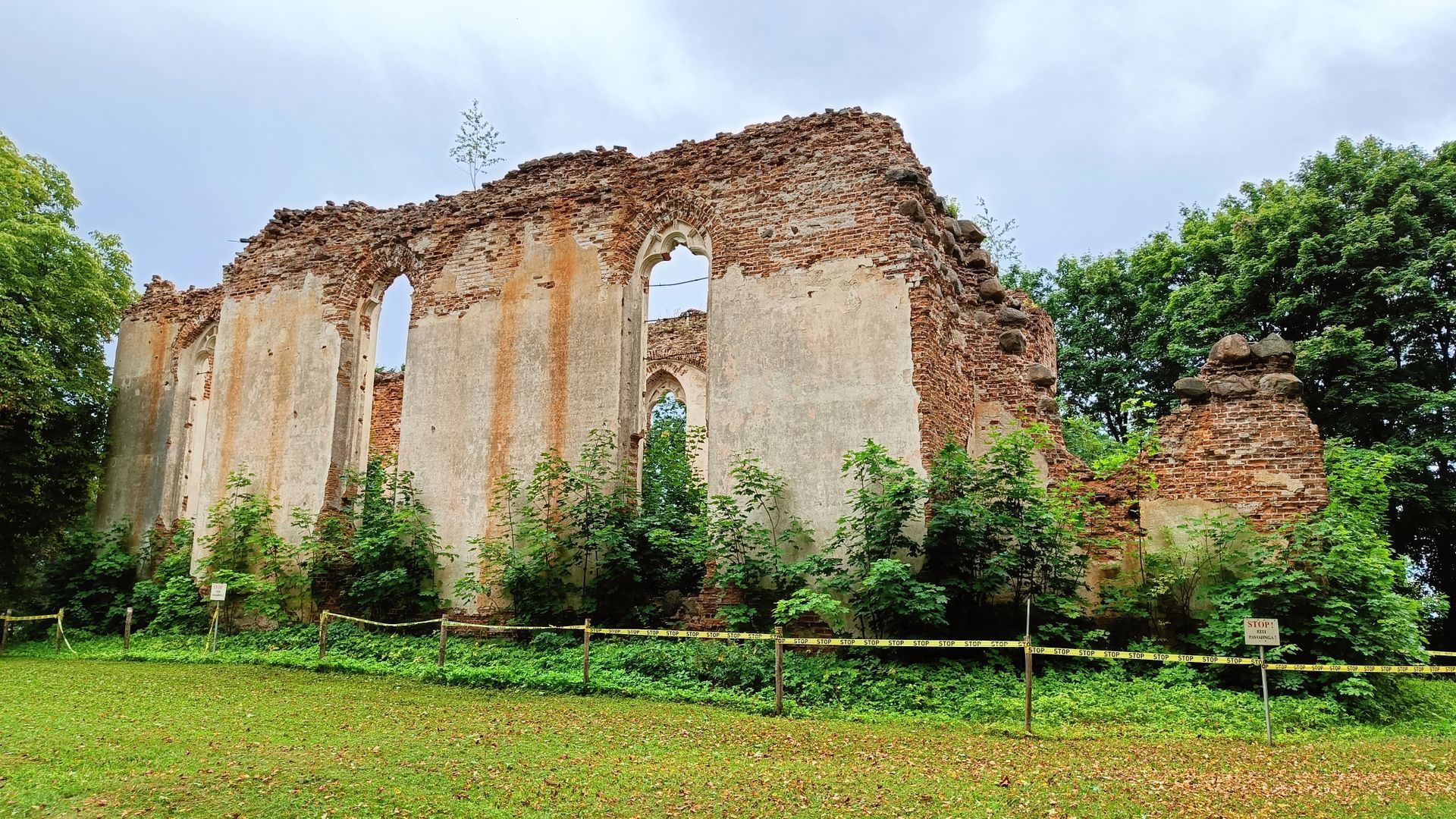 Deltuvos evangelikų reformatų bažnyčios griuvėsiai