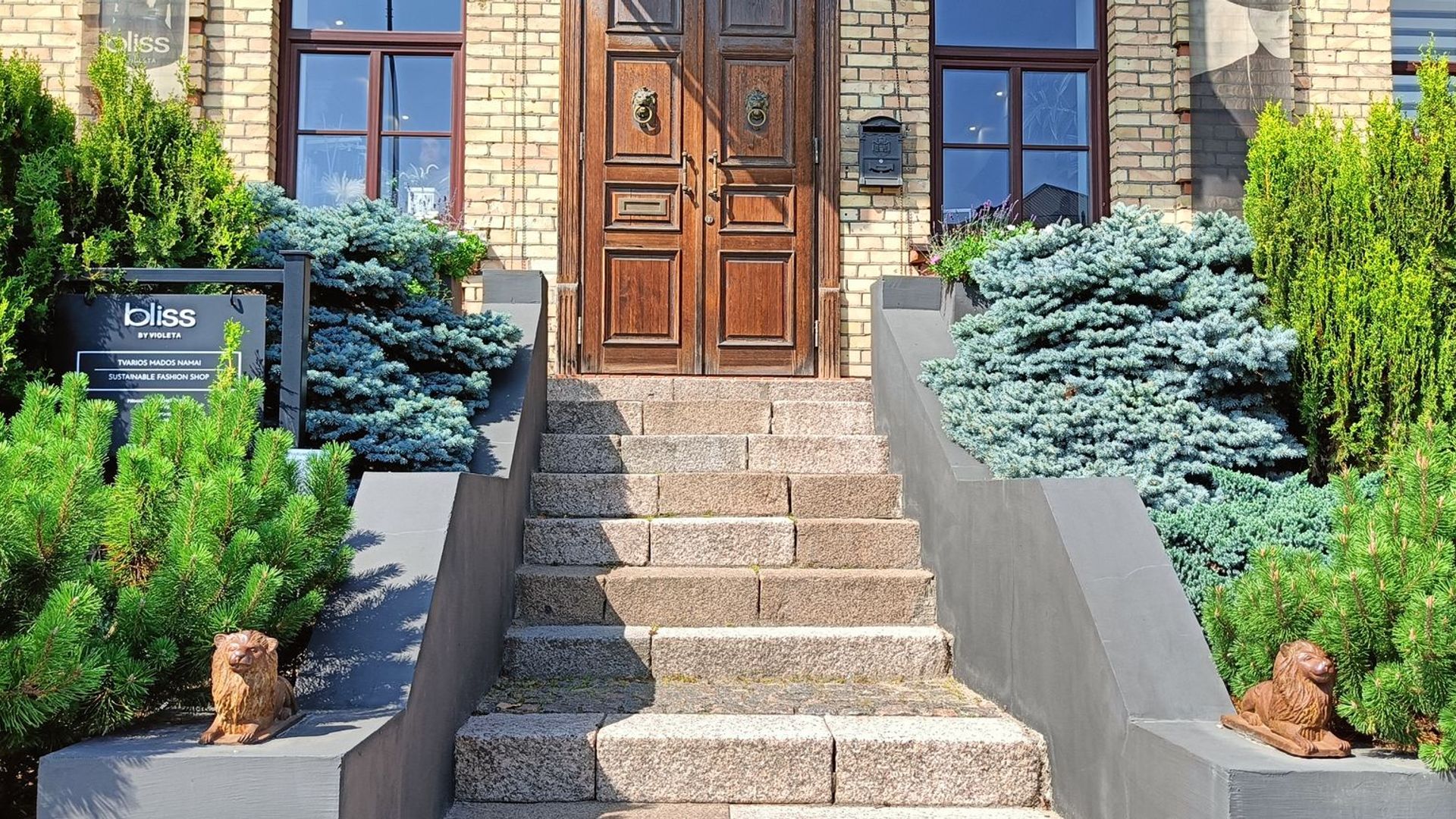 Namas su liūtukais
