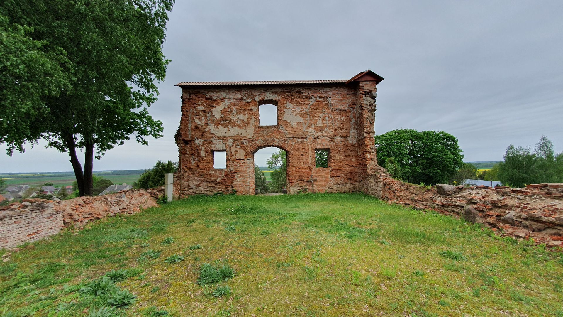 Kalnujų bažnyčios griuvėsiai