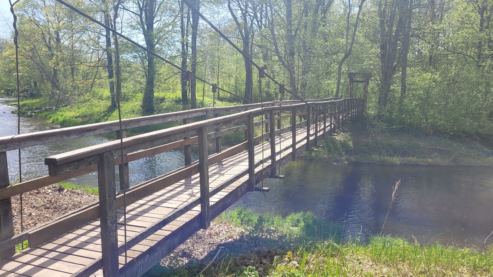 Lakštingalų slėnio kabantis tiltas per Akmeną