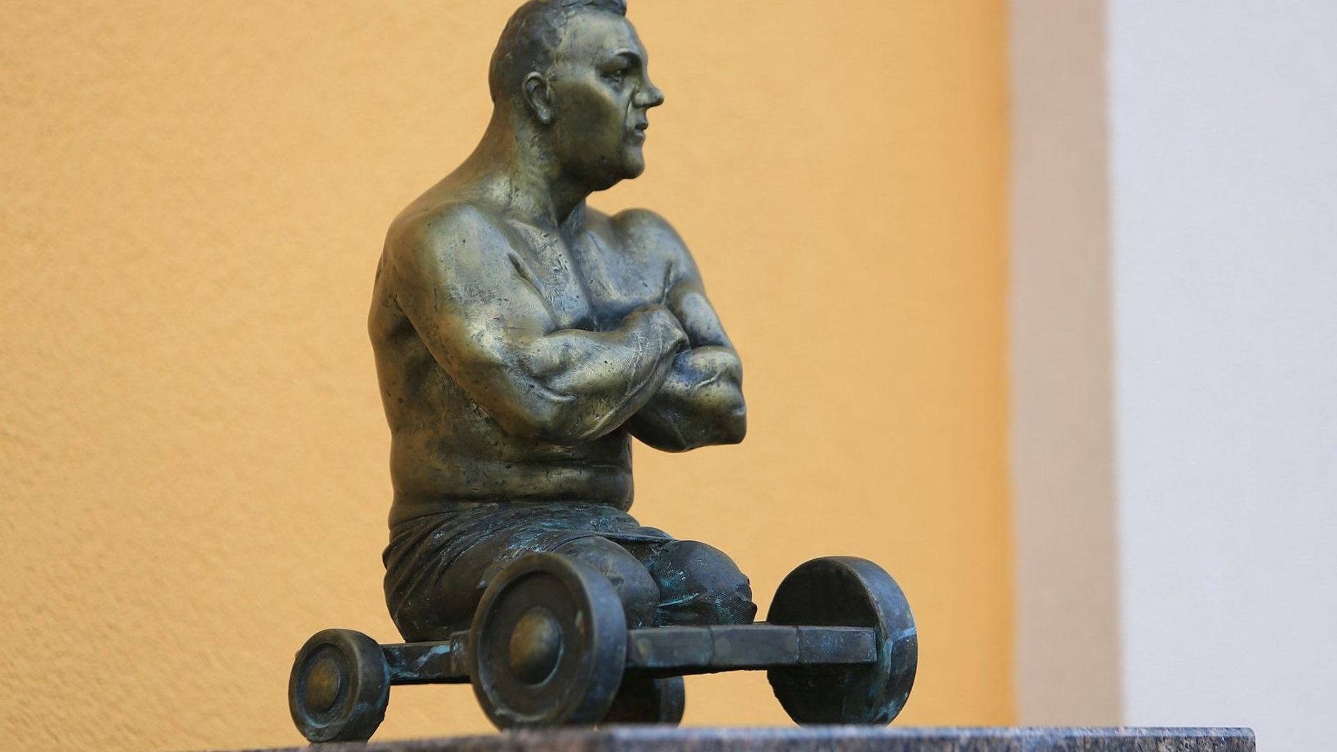 Sculpture Strongman Nosys