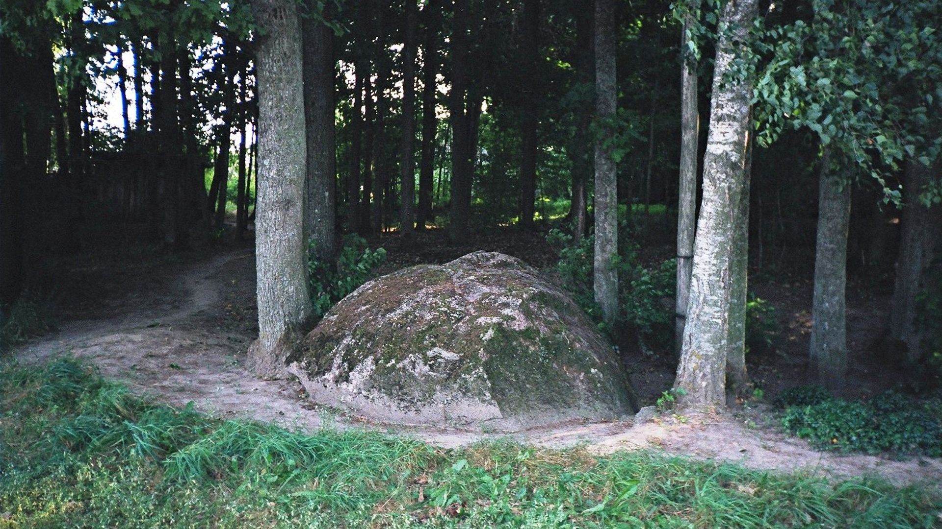 Gyvakarai Boulder