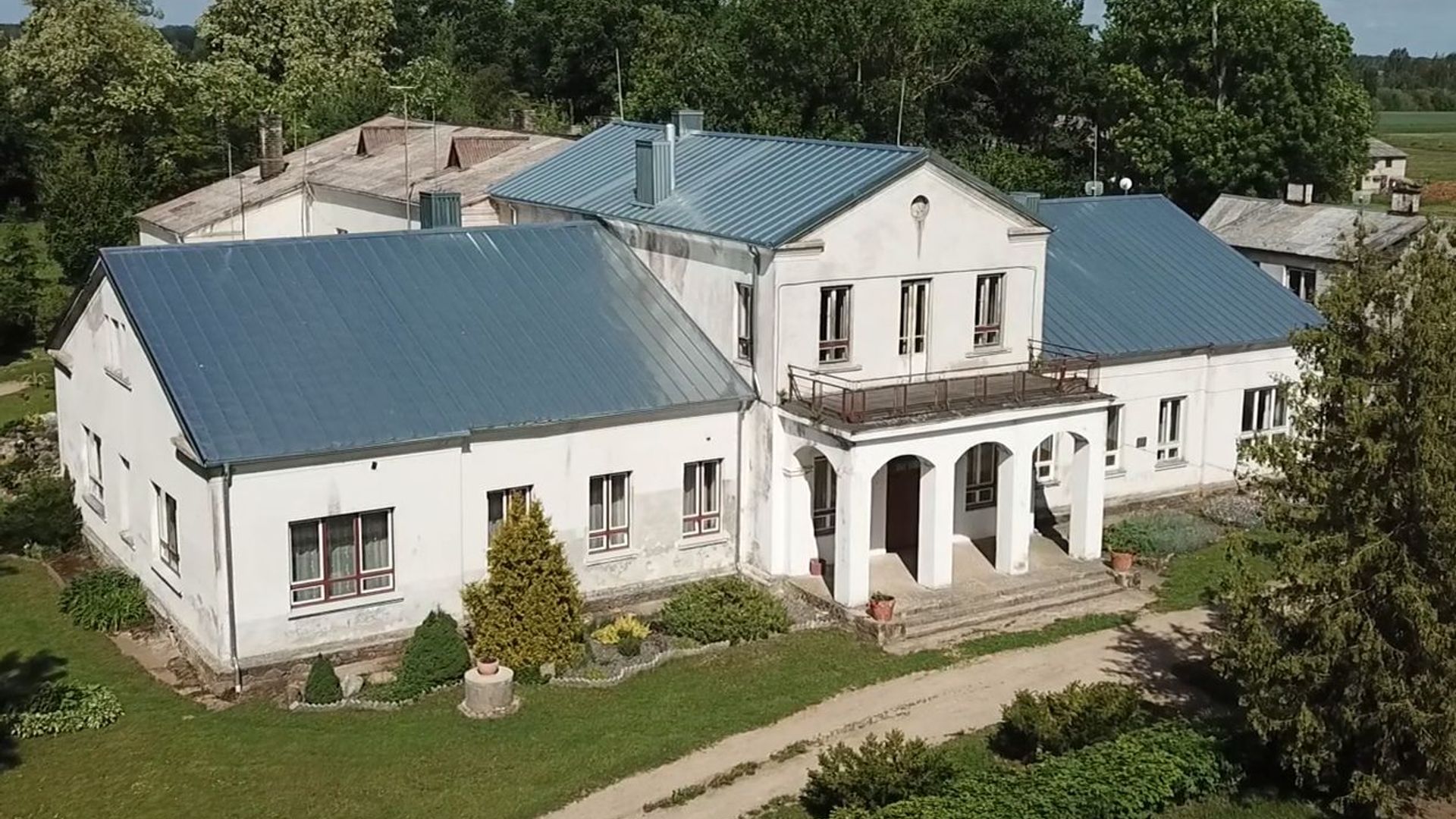 Naudvaris Manor