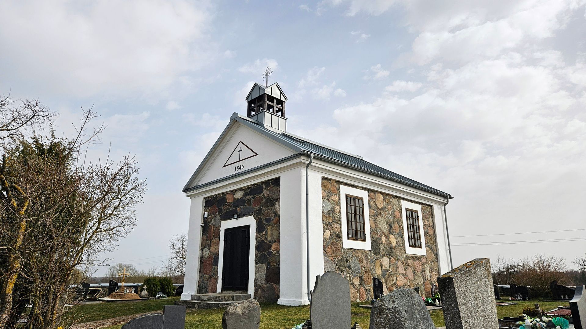 Skuoliai Chapel