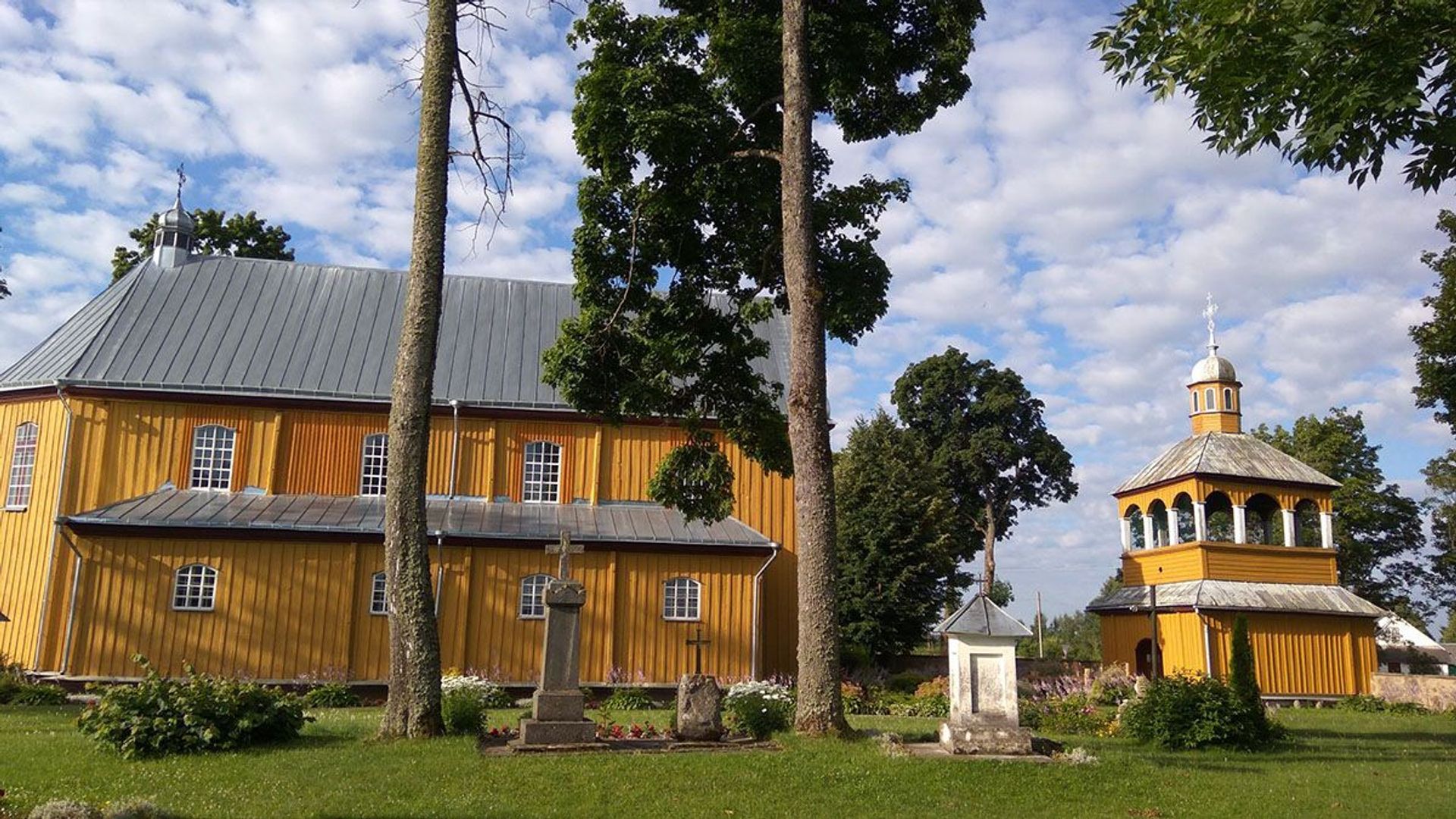 Tabariškių Šv. arkangelo Mykolo bažnyčia ir varpinė