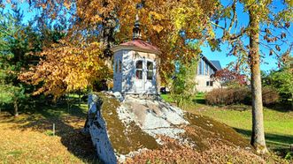 Akmenės akmuo su koplytėle