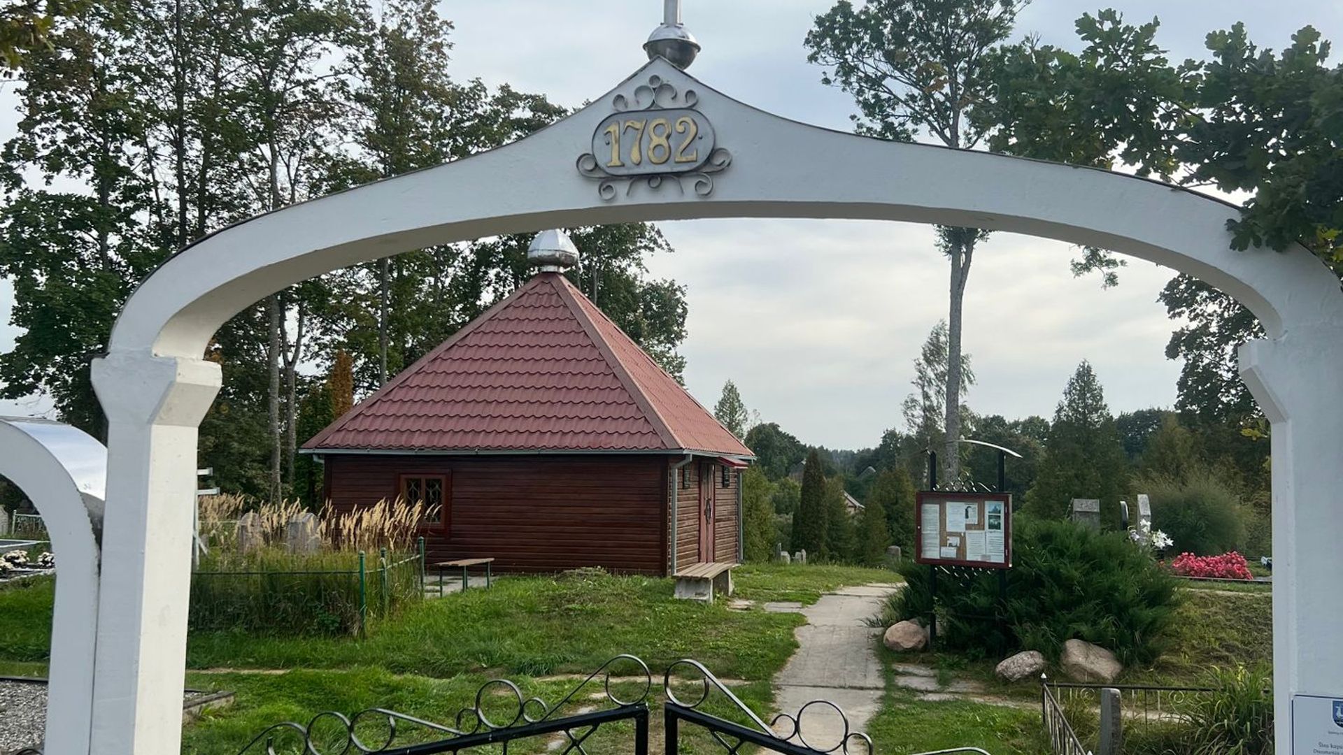 Degučių sentikių kapinių koplyčia