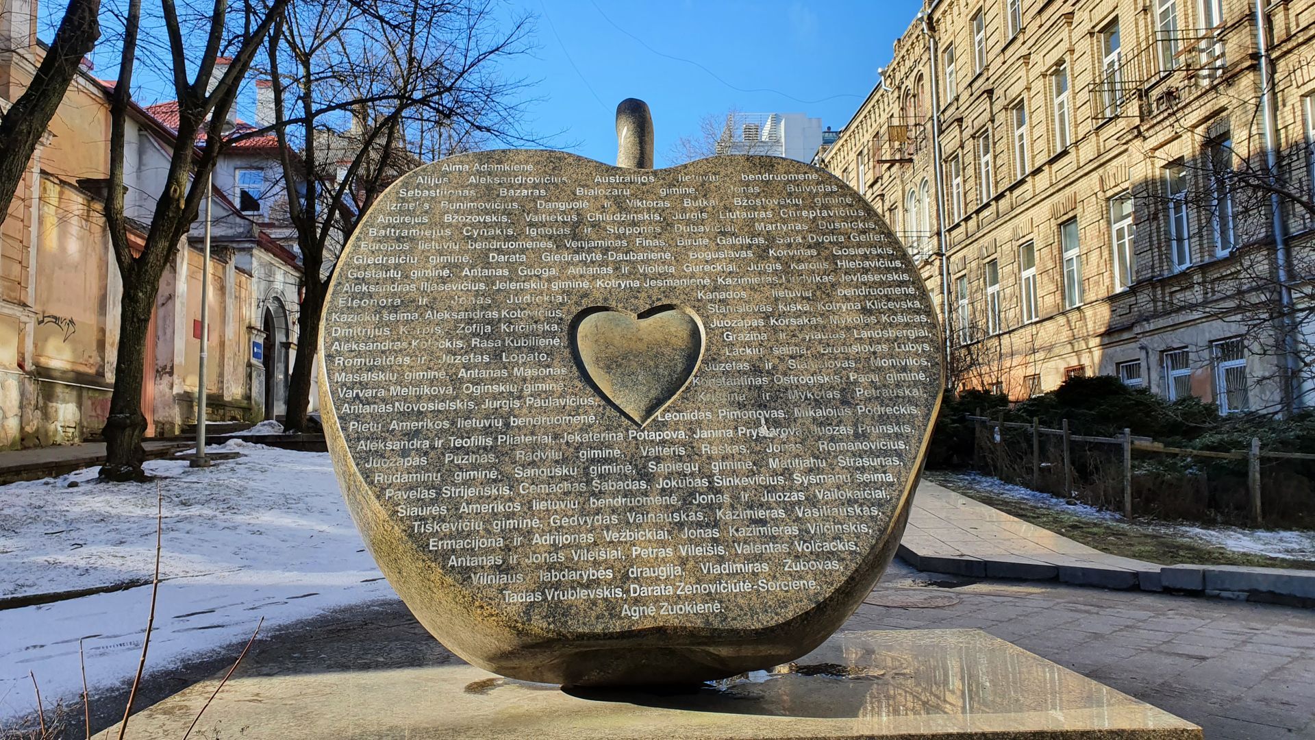Skulptūra Žaliasis obuolys