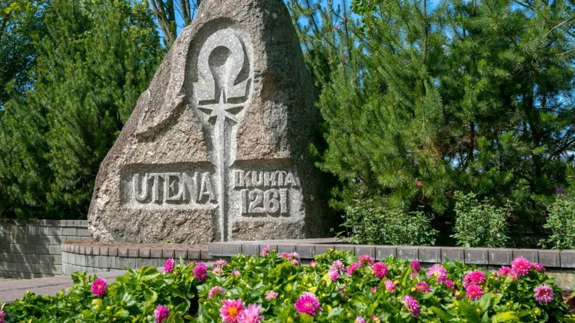 Monument to Utena City Foundation Date