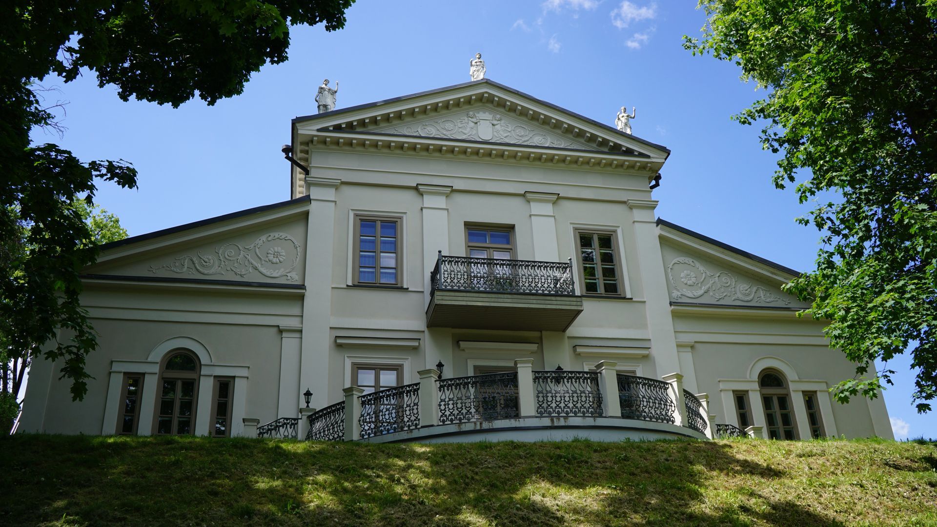 Tuskulėnai Manor