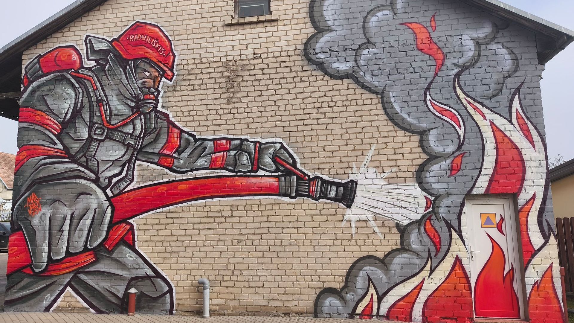 Piešinys ant Radviliškio priešgaisrinės gelbėjimo tarnybos pastato