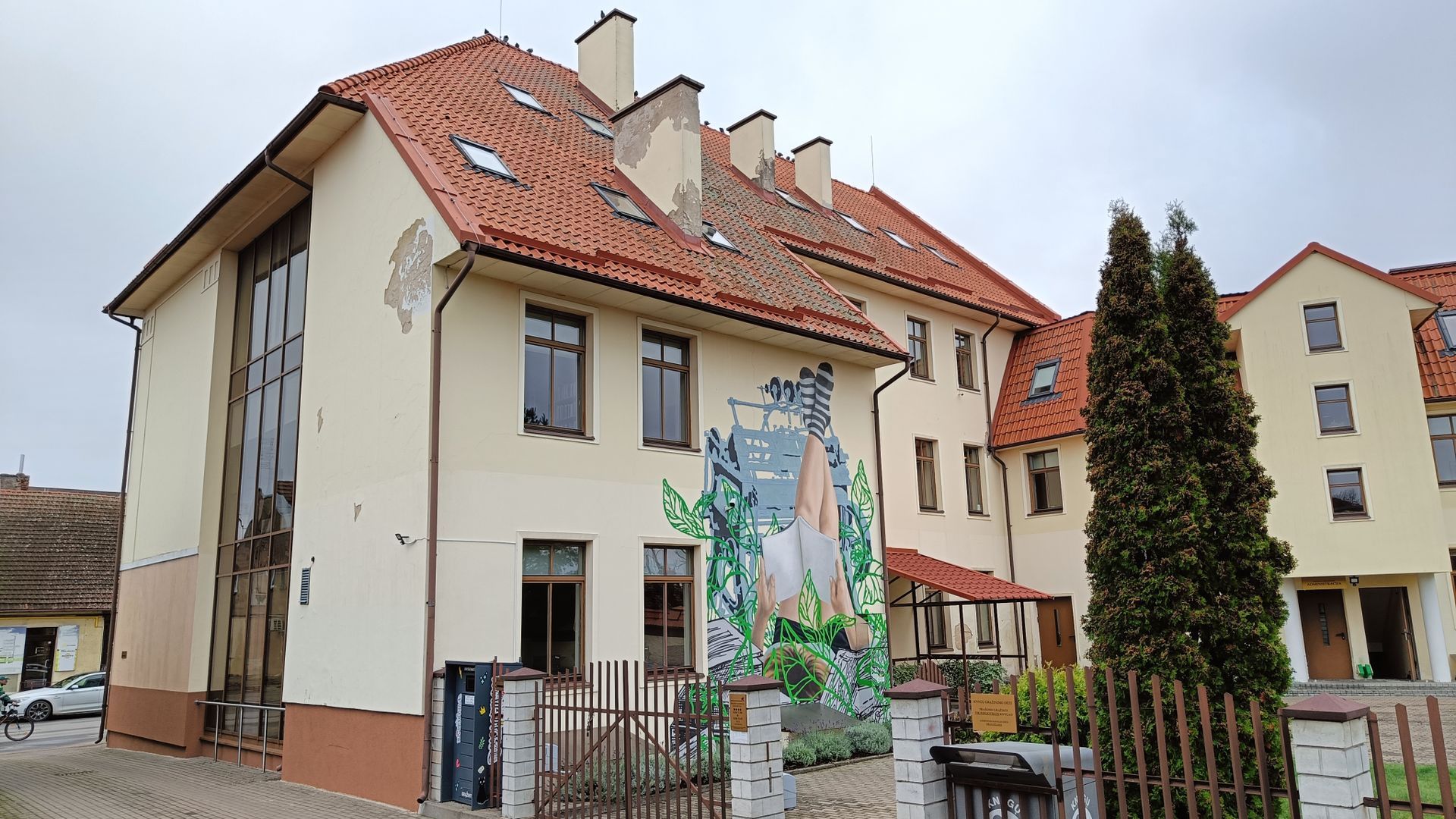 Piešinys ant Šilutės bibliotekos
