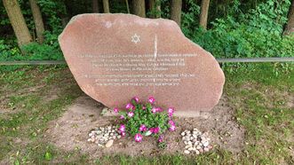 Pilviškių Holokausto aukų paminklas
