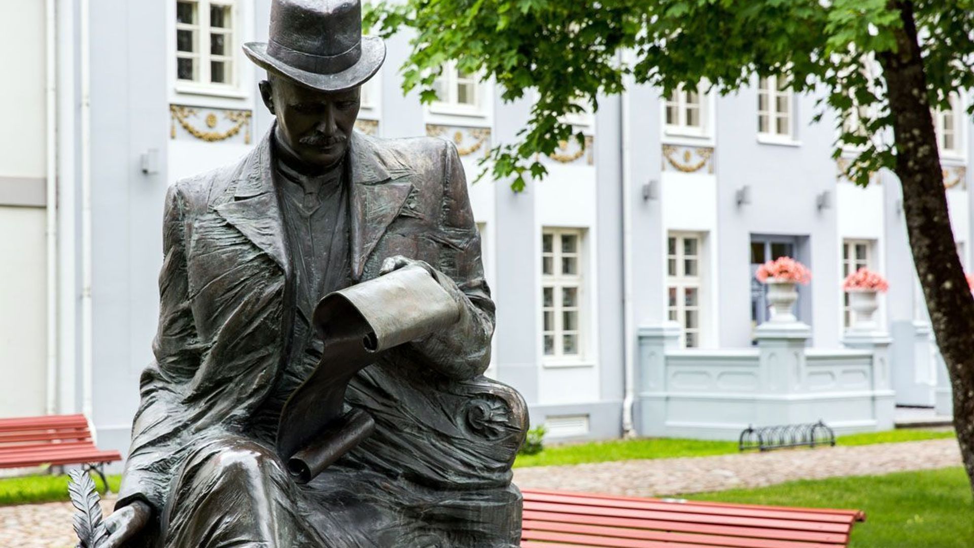 Monument to Hugo Scheu