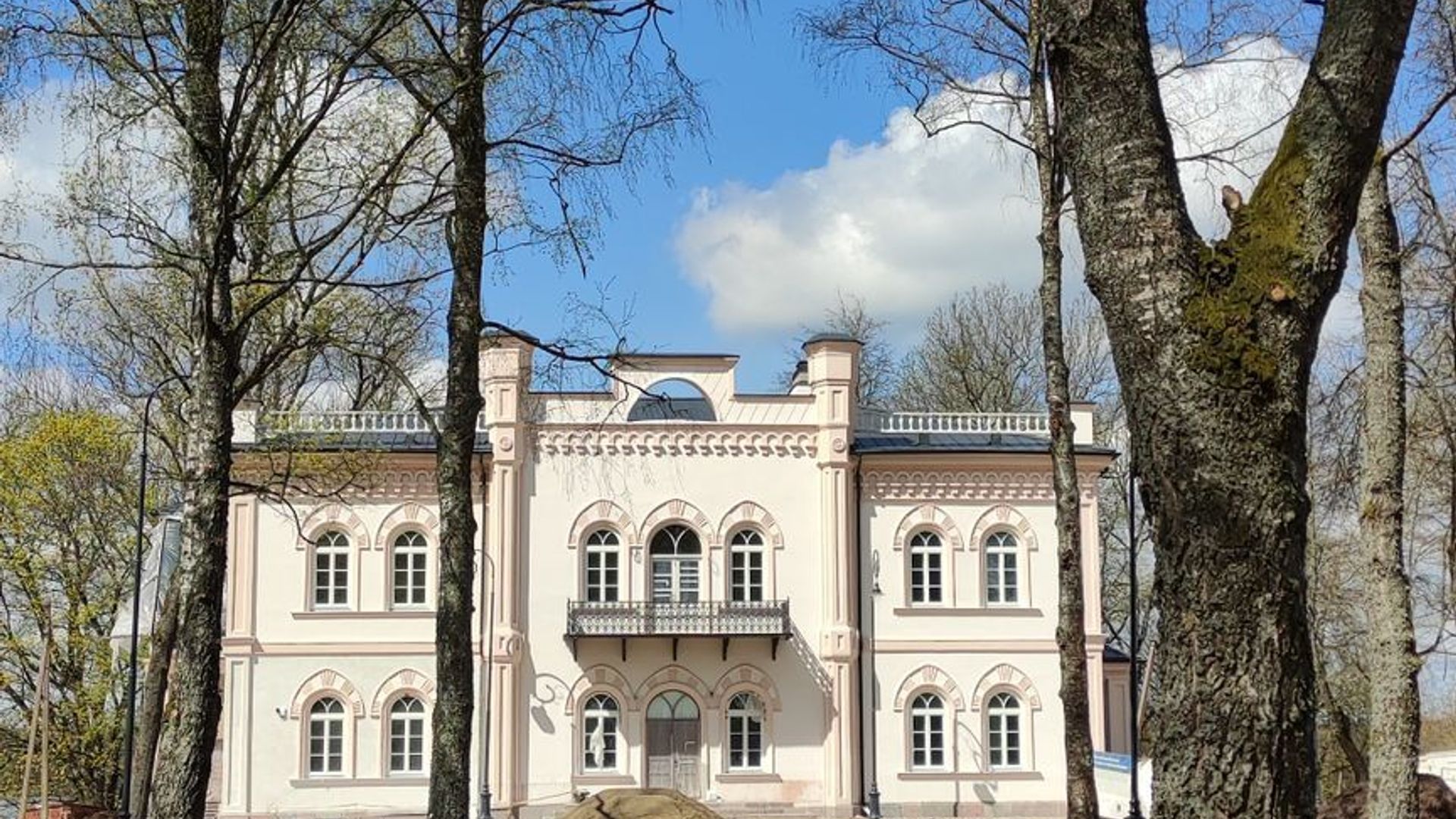 Tarp Vilniaus ir Molėtų