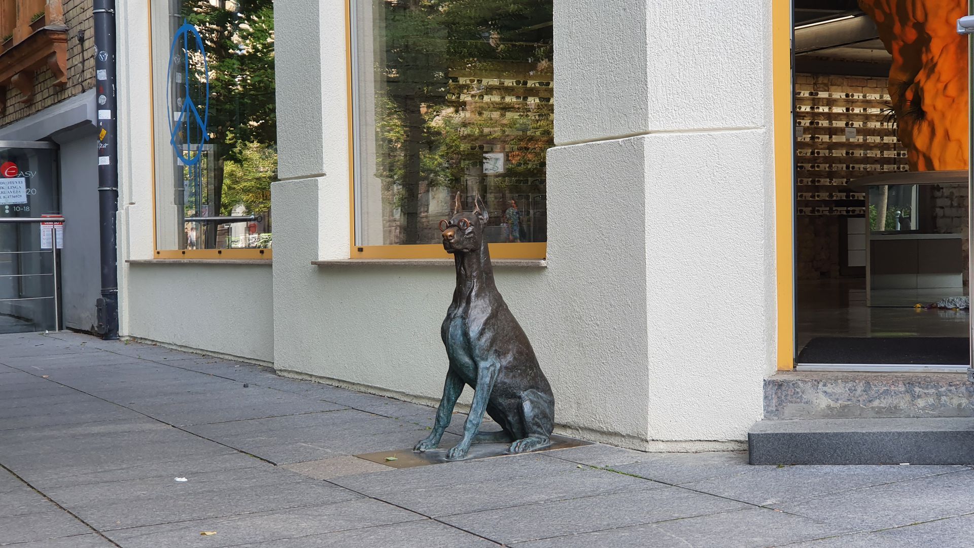 Skulptūra Šuo (akiniuotas dobermanas)