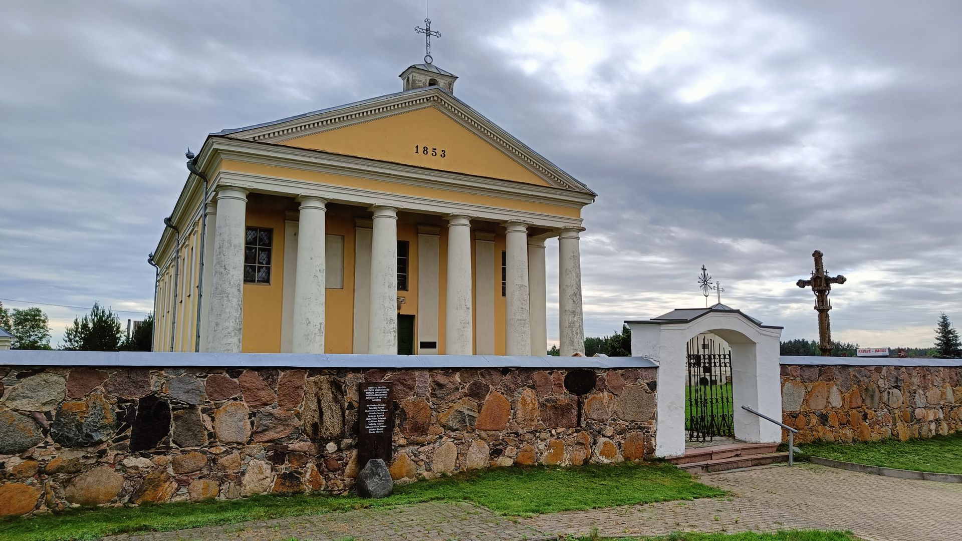 Vidiškiai St. Trinity Church