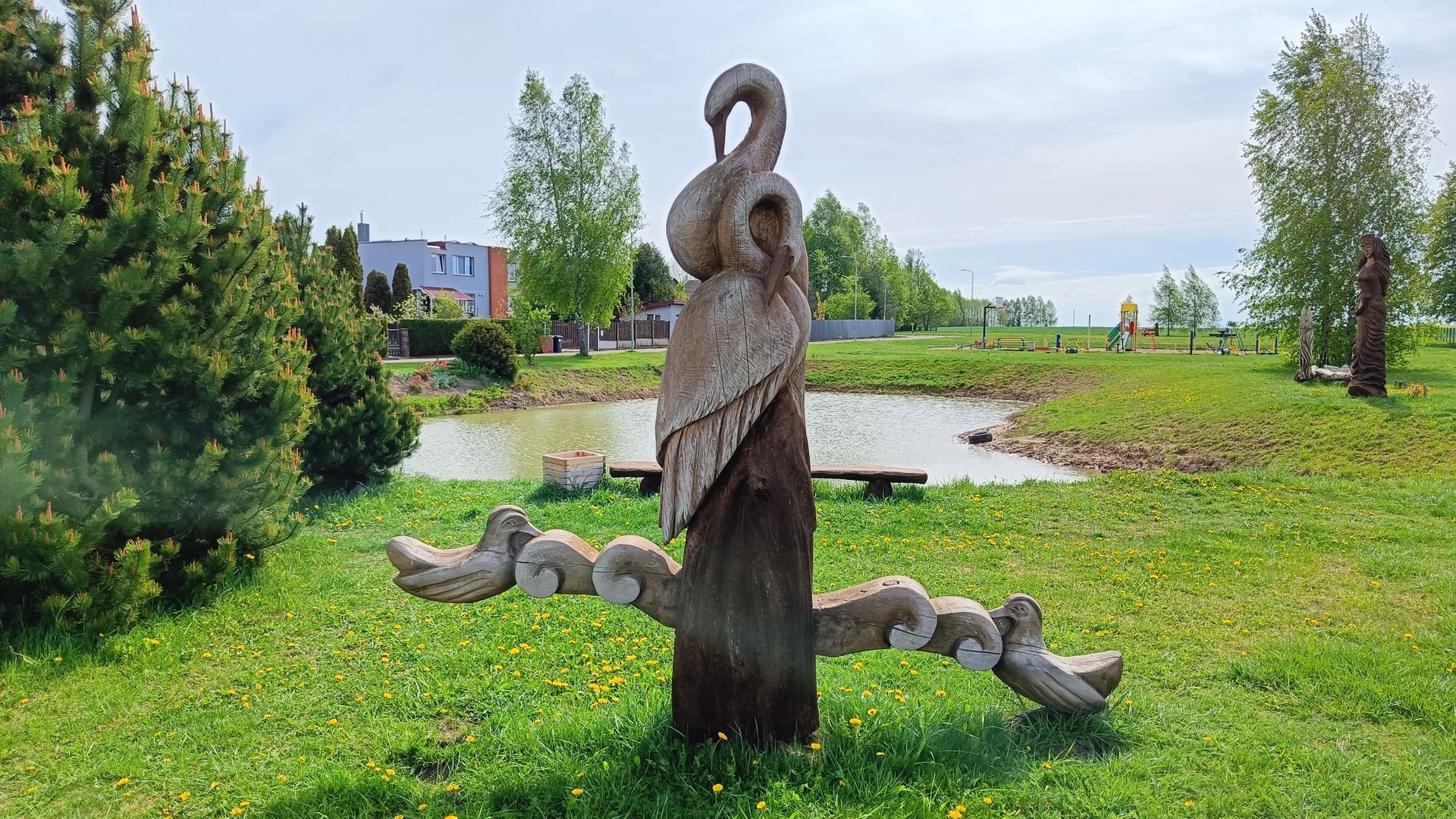 Skulptūra–sūpynės Gulbių šeima